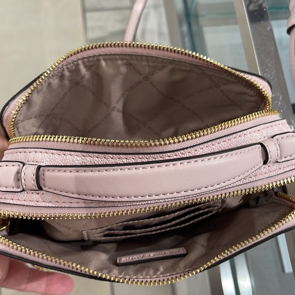 Michael Kors Women Medium Double Zip Phone Crossbody
Light Powder Blush … - Picture 14 of 16